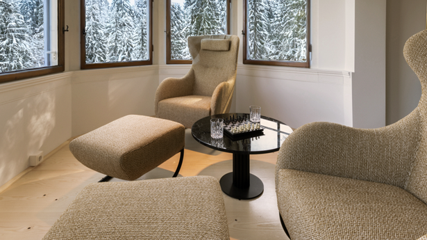 Heller Bibliothek in der Villa Schönthaler mit Blick auf verschneiten Semmering
